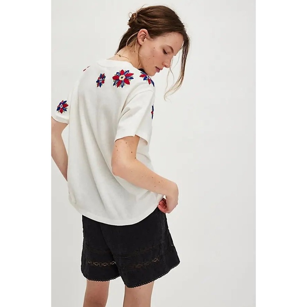 Free People Petal Stitch Floral Embroidered Knit Top Tee Size Medium - Picture 3 of 6